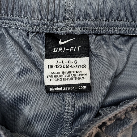 Nike Dri-Fit Boys NWT Cool Grey Swoosh Elastic Waistband Shorts Size 7/Large - Picture 3 of 9